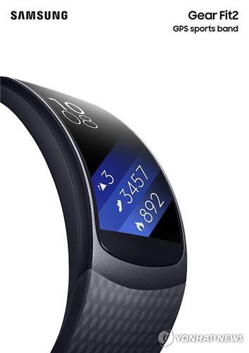 采用1.5英寸AMOLED曲面屏的三星Gear Fit2手环---中韩人力网