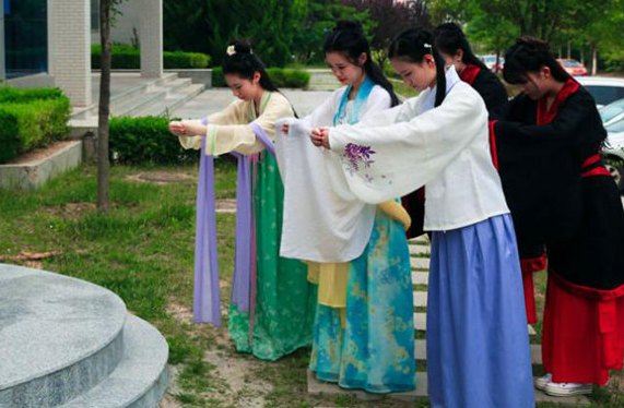 단오절 맞아 대학생들이 ‘한푸’ 입고 전통 풍습 재현 