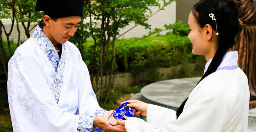 단오절 맞아 대학생들이 ‘한푸’ 입고 전통 풍습 재현