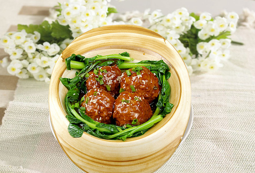 훙사오스쯔터우(紅燒獅子頭)