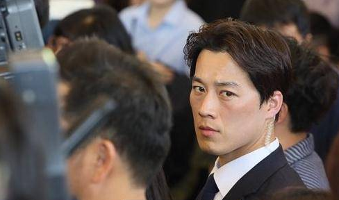韩国新总统文在寅保镖爆红！被韩国网友直呼老公