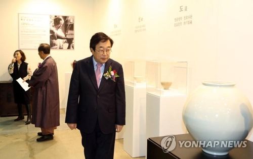 釜山市市长徐秉洙在国际艺术展展会欣赏作品。 ---  中韩人力网