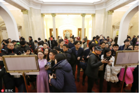 2018년 중국 양회를 인터뷰하는 기자들이