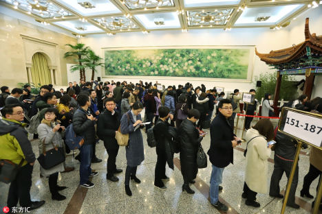 2018년 중국 양회를 인터뷰하는 기자들이