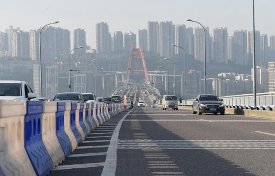 충칭에서 만든 ‘역주행 하는 도로’