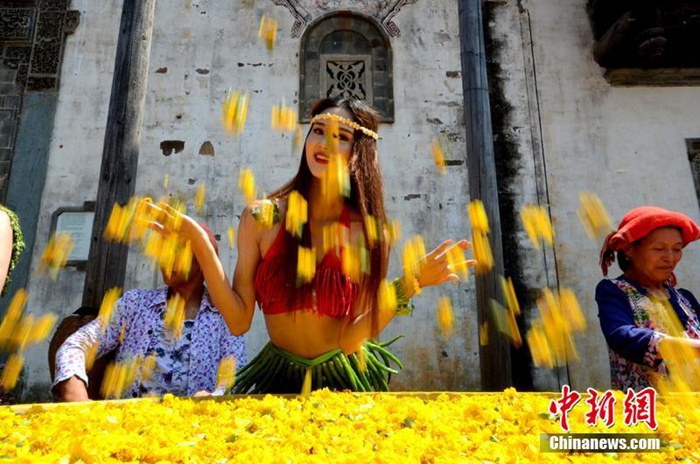 中 장시 황링서 열린 입추 행사, 야채비키니 이색쇼 개최——中韩人力网
