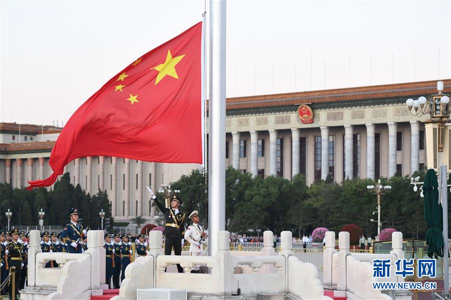베이징 톈안먼광장서 국기 게양식 열려