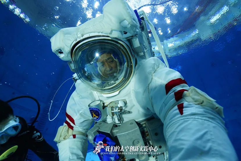 신의 경지 中 우주인 수중 훈련 사진——中韩人力网